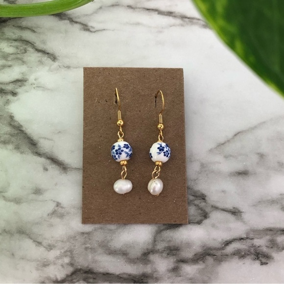 Handmade vintage inspired floral porcelain chinoiserie dangle earrings - Picture 1 of 4